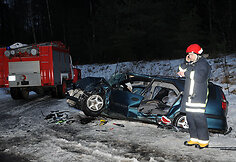 Ugniagesys prie sumaitoto automobilio