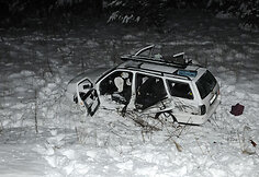 Automobilis VW Golf griovyje