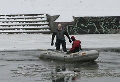 Ugniagesiai gelbėtojai plaukia prie keisto objekto