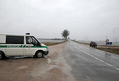 Policija smalsuolių automobilių nepraleidžia į potvynio zona. Kas nori pažiūrėti į užlietas pievas, turi eiti pėsčiomis