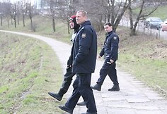 Ugniagesiai stebi upę