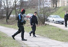 Gelbėtojai upės pakrantėje