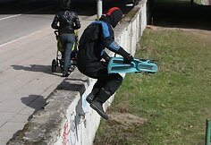 Gelbėtojai upės pakrantėje