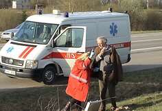 Medikai teikia pagalbą sužeistam autobuso keleiviui
