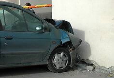 Į Au&scaron;ros vartus įsirėžęs automobilis