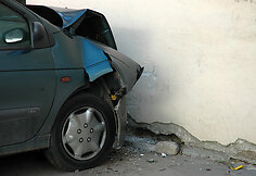 Į Au&scaron;ros vartus įsirėžęs automobilis