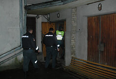 Policininkai eina į policijos komisariatą