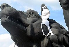 Liemenėlėmis &bdquo;papuo&scaron;ta&ldquo; skulptūra