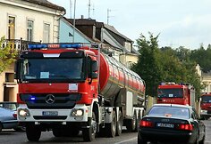 Lenkų ugniagesiai per Ukmergę važiuoja namo