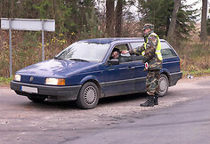 Būsimasis pasienietis tikrina automobilio ir vairuotojo dokumentus