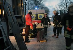 Ugniagesiai rūpinasi sužeistu jaunuoliu
