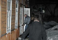Tyrėjų komanda eina į namą, kuriame įvyko nelaimė