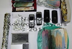 Narkotikai, pinigai, telefonai