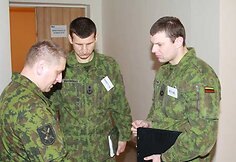 Pratybų vertintojai (centre - plk.ltn. Raimundas Vaik&scaron;noras)
