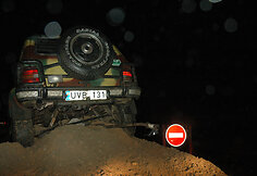 Automobilis ant smėlio krūvos