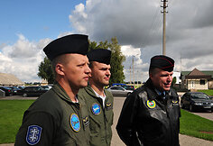 Majoras Marius Matulaitis (kairėje) ir vyr. leitenantas Povilas Stučka su Lietuvos KOP vadu generolu majoru Edvardu Mažeikiu