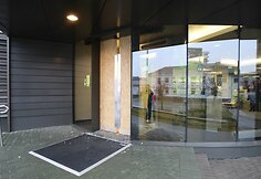 Nusikaltėliai išdaužė pagrindinių durų stiklą