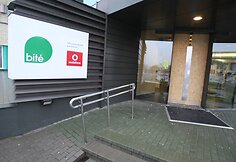 Nusikaltėliai išdaužė pagrindinių durų stiklą