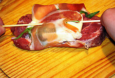 Apsukite vytintu kumpiu ir kruop&scaron;čiai susekite mediniu ie&scaron;meliu (dantų krap&scaron;tukai tam netinka &ndash; per trumpi)