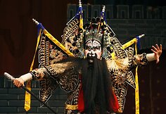Kinų opera sujungia pasakojimą, muziką, kostiumus, grimą ir akrobatiką.