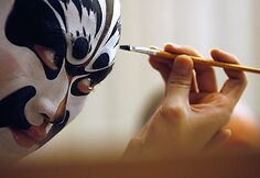 Kinų opera sujungia pasakojimą, muziką, kostiumus, grimą ir akrobatiką.