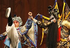Kinų opera sujungia pasakojimą, muziką, kostiumus, grimą ir akrobatiką.
