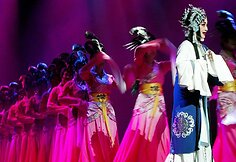 Kinų opera sujungia pasakojimą, muziką, kostiumus, grimą ir akrobatiką.