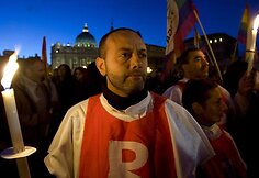 Italijos gėjų teisių gynėjai protestavo prie&scaron; rezoliuciją, raginančią visas &scaron;alis įteisinti homoseksualizmą. 