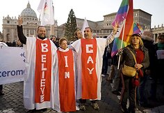Italijos gėjų teisių gynėjai protestavo prie&scaron; rezoliuciją, raginančią visas &scaron;alis įteisinti homoseksualizmą. 