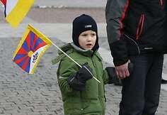 Vaikas su Tibeto vėliavėle