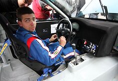 Rekordininkas M.Samušis apžiūri techniką ir ruošiasi kitam startui. Šis patyręs lenktynininkas, kurio pravardė yra „Unlimit“, „Audi S2“ tobulino apie 2 metus.