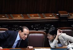 Apie ką Mara Carfagna kuždasi su Silvio Berlusconi?