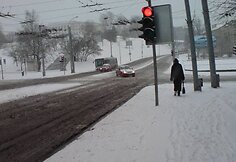 Moteris brenda per sniegą.