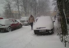 Sniegu užversti daugiabučių kiemai.