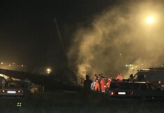 Gelbėtojai dirba nelaimės vietoje.