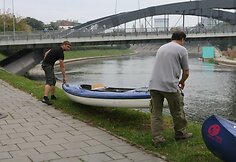Sekmadienį Vilniuje startavo baidarių žygis &bdquo;Baltijos keliui dvide&scaron;imt metų!&ldquo;. Jo dalyviai irkluodami ketina pasiekti Taliną.