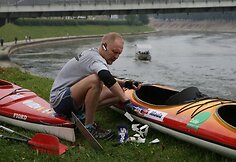 Sekmadienį Vilniuje startavo baidarių žygis &bdquo;Baltijos keliui dvide&scaron;imt metų!&ldquo;. Jo dalyviai irkluodami ketina pasiekti Taliną.