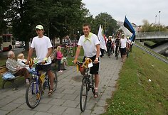 Sekmadienį Vilniuje startavo baidarių žygis &bdquo;Baltijos keliui dvide&scaron;imt metų!&ldquo;. Jo dalyviai irkluodami ketina pasiekti Taliną.