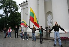 Katedros aikštėje tvyro patriotinė nuotaika.