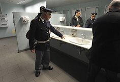 Įtartinas paketas buvo paliktas vyrų tualete.