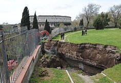 Įvykio vietoje dirba pareigūnai.