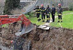 Įvykio vietoje dirba pareigūnai.