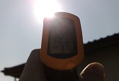 Lazerinį termometrą nukreipus į saulę 15 val. užfiksuoti tokie skaičiai.
