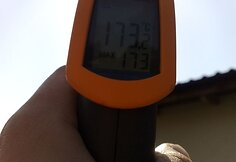 Lazerinį termometrą nukreipus į saulę 15 val. užfiksuoti tokie skaičiai.
