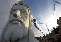 &Scaron;iuo metu vyksta Jėzaus statulos statybos darbai.