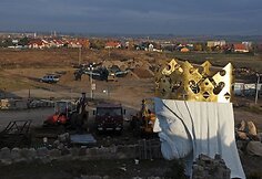 &Scaron;iuo metu vyksta Jėzaus statulos statybos darbai.