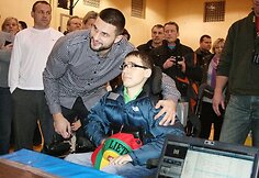 Lietuvos vyrų rinktinės lyderiui vaikai pademonstravo savo sugebėjimus ir įteikė tortą su 26-iomis žvakutėmis.