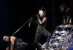 Madonna koncertuodama vis dar šokiruoja savo pasirodymais.