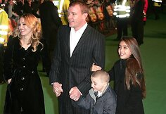 Madonna su šeima: vyru režisieriumi Guy Ritchie, dukra ir sūnumi.