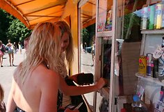 Kioskuose pardavinėjami karšti užkandžiai, saldumynai, alkoholis